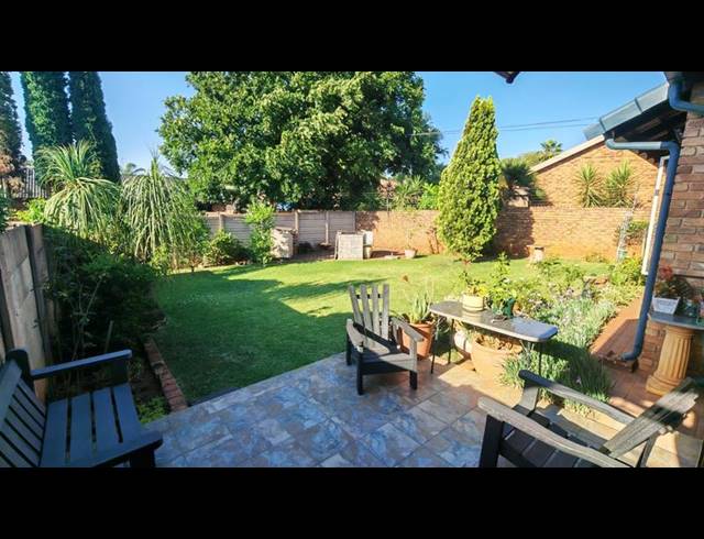 3 BEDROOM TOWNHOUSE FOR SALE IN ROOIHUISKRAAL NORTH